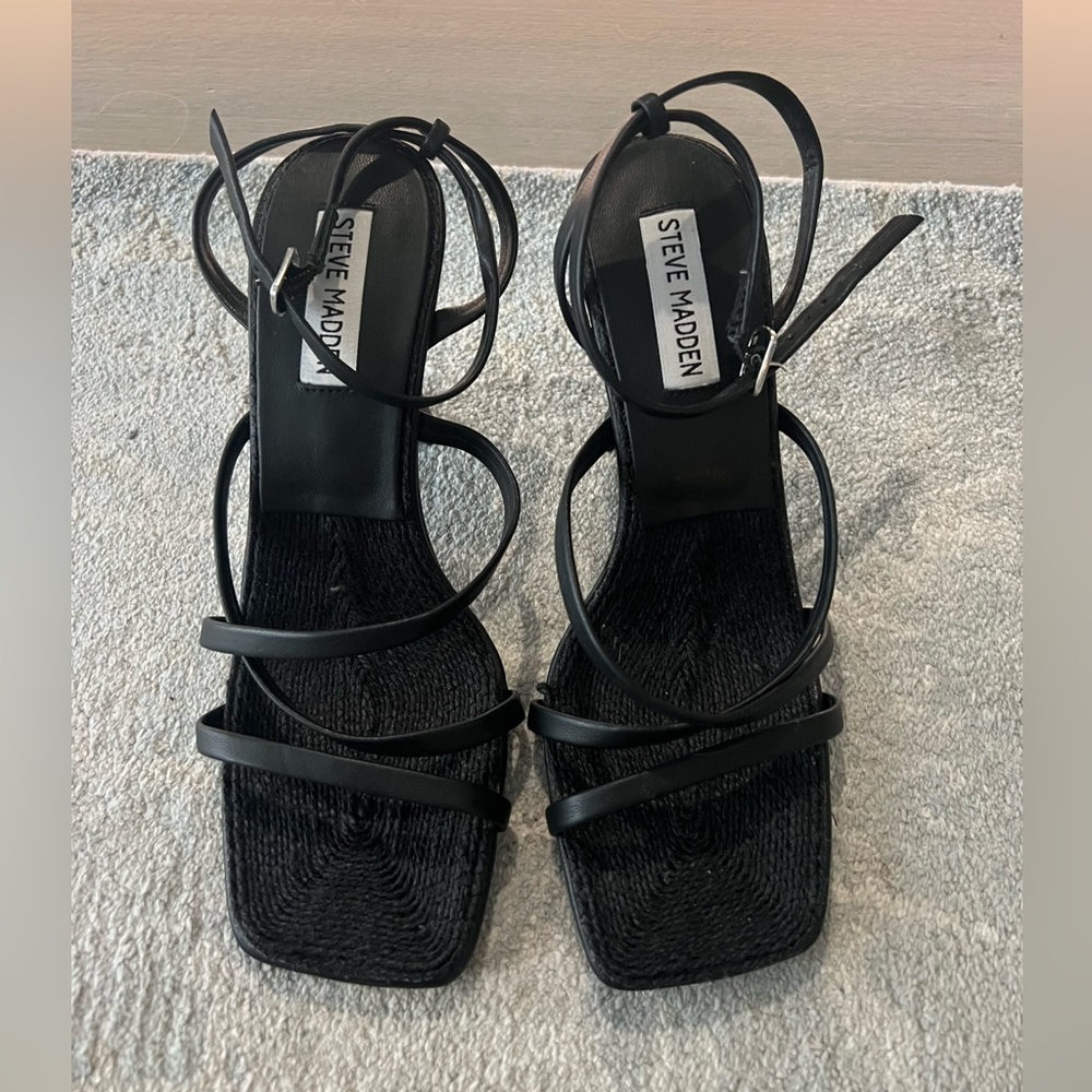 New Steve Madden Women’s Black strappy sandal. Sz 8